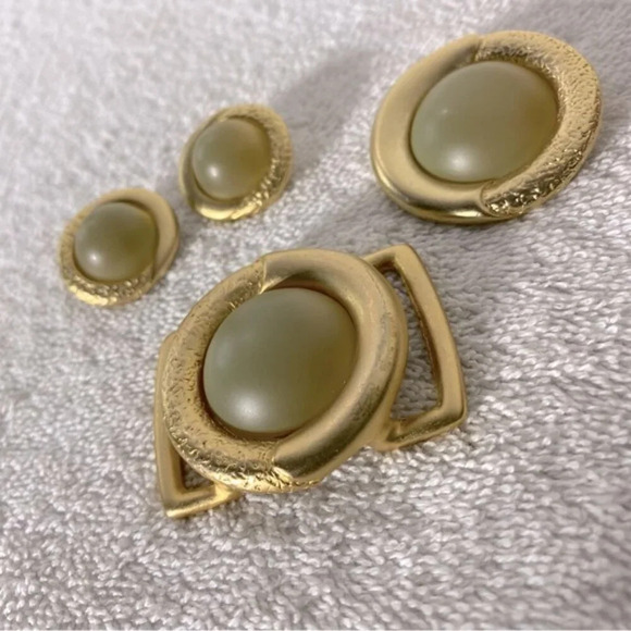 Vintage Gold Tone Frosted Green Glass Clip On Earrings Pendant Scarf Clip Set - Picture 3 of 7